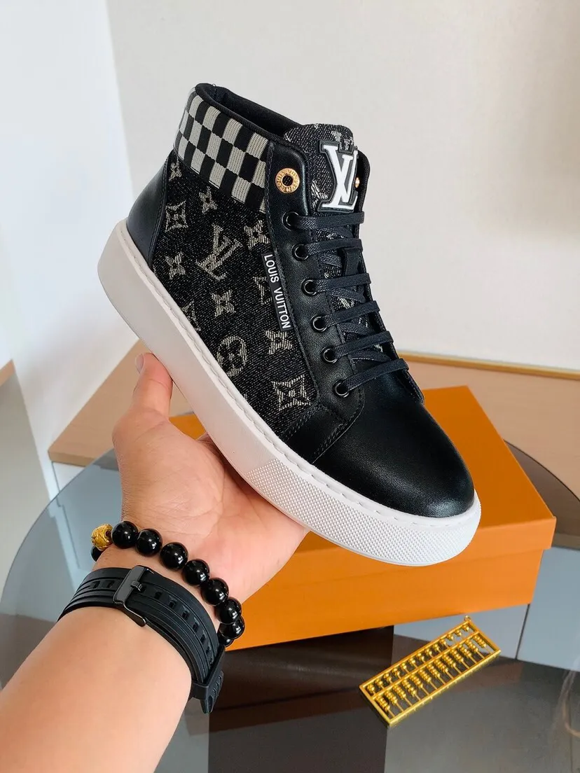 Factory price 440. [LV] Louis Vuitton's new high-top men's genuine leather casual shoes, foamed light sole. The highest version on the market, any comparison is welcome🆚! The original leather has excellent texture and is super high-end! Fetal sheep net lining imported from Italy, removable pad! Luxurious materials and fine workmanship, highly recommended! Code number: 38-44